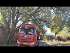 Ο διανομέας μας ξεφορτώνει τα προϊόντα στην αποθήκη.