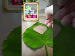 Ένα γλυπτό φύλλου από το Vermicelli του YangZhangGui και τη νουντλς με λαχανικά και μαριναρισμένα αυγά