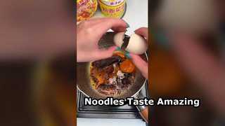 Φιδές, νουντλς, αυγολέμονο και λαχανικά