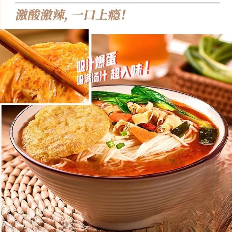 Γρήγορο και εύκολο μαγείρεμα άμεσα νουντλς ramen με λαχανικά και αυγά, υγιεινά άμεσα νουντλς