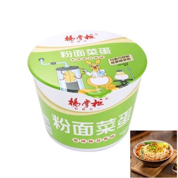 Βερμιτσέλι μη τηγανισμένο και στιγμιαία noodles τηγανισμένα με αυγό και λαχανικά που μαγειρεύονται σε ζεστό νερό