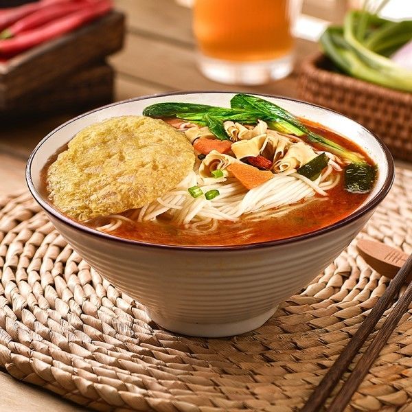Νόστιμα στιγμιαία noodles ράμεν χωρίς τηγάνισμα, σε στυλ Χονγκ Κονγκ, με γεύση λίπους και χυμού, πολύ καυτερά