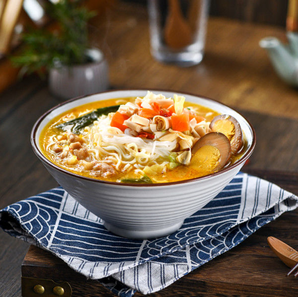 Χρυσή σούπα γεύση βοδινού πικάντικο και ξινό βερμισέλι άμεση νουντλς κινέζικα νουντλς κινέζικο φαγητό