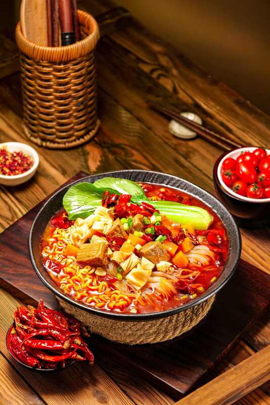 Πικάντικα Νουντλς Chongqing Mala Flavor Cup 92g12 Pack Instant Noodles Τέλεια για σούπερ μάρκετ Εστιατόρια και καταστήματα ευκολίας